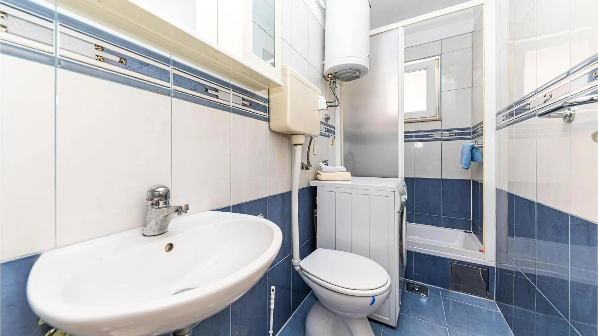 Stunning Apartment In Trogir With Kitchen 0*,
